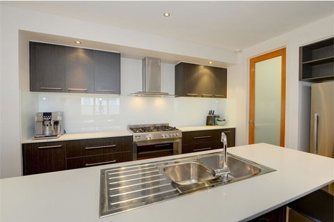 Newington Lakehouse - Accommodation Gladstone 17