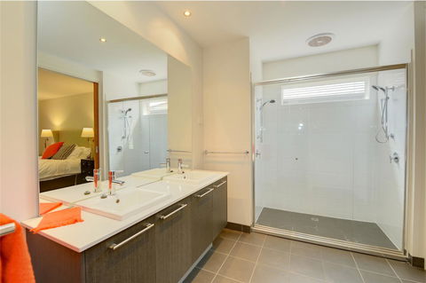 Newington Lakehouse - Accommodation Gladstone 10