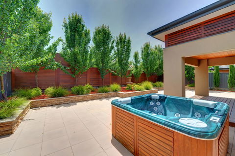 Newington Lakehouse - Accommodation Gladstone 19