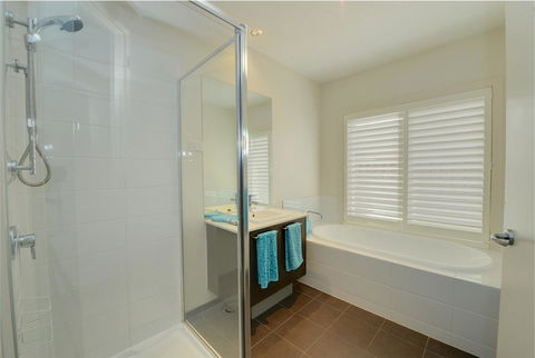 Newington Lakehouse - Accommodation Gladstone 2