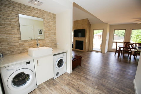 Amber Mist Villa Two - Accommodation Gladstone 12