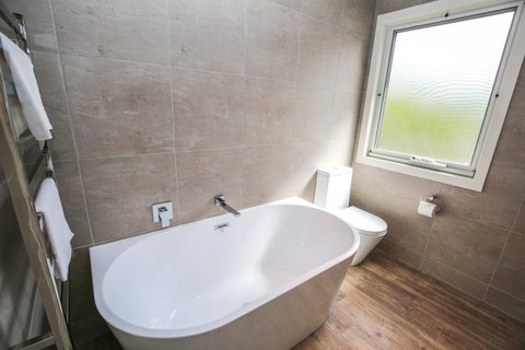 Amber Mist Villa Two - Accommodation Gladstone 2