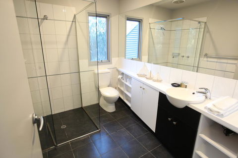 Lorne Luxury - Accommodation Gladstone 5