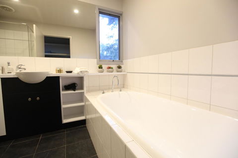 Lorne Luxury - Accommodation Gladstone 2
