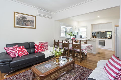 Hillside House - Accommodation Gladstone 1
