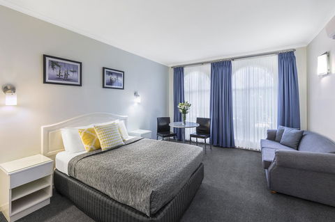 Cathedral Motor Inn - Accommodation Gladstone 0