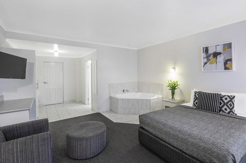 Cathedral Motor Inn - Accommodation Gladstone 18