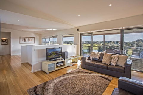 Saltwater Breeze Retreat - Accommodation Gladstone 4