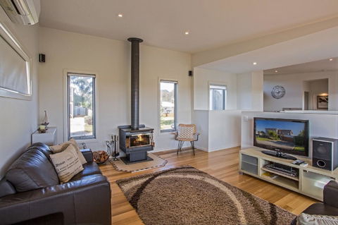 Saltwater Breeze Retreat - Accommodation Gladstone 3