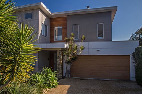 Saltwater Breeze Retreat - Accommodation Gladstone 0