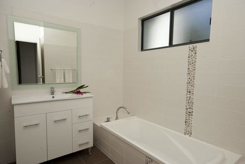 Woodville Beach Townhouse 6 - Accommodation Gladstone 9