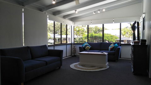 Salty Vibes Retreat - Accommodation Gladstone 9