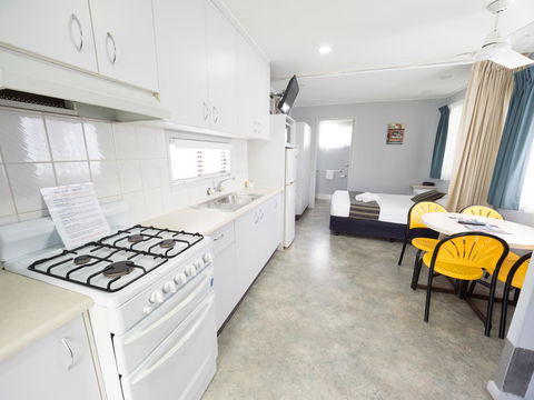 Alex Beach Cabins And Tourist Park - Accommodation Gladstone 29