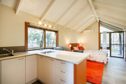 Airlie Beach Eco Cabins - Adults Only - Accommodation Gladstone 12