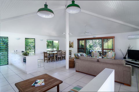 The Retreat Beach Houses - Accommodation Gladstone 1