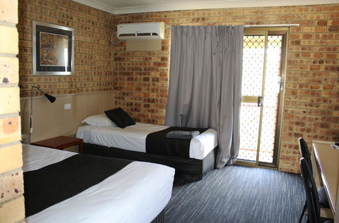 Clermont Country Motor Inn - Accommodation Gladstone 2