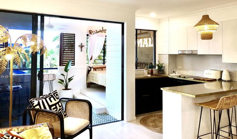 NOMAD - Luxe Apartment - Accommodation Gladstone 23