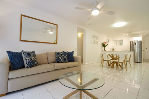 The White House Port Douglas - Accommodation Gladstone 2