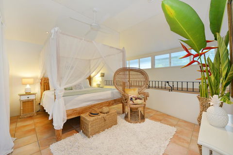 [ ANDY'S BEACH HOUSE ] - Accommodation Gladstone 1