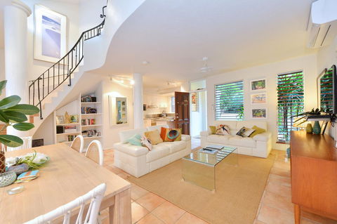 [ ANDY'S BEACH HOUSE ] - Accommodation Gladstone 13