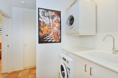 [ ANDY'S BEACH HOUSE ] - Accommodation Gladstone 30