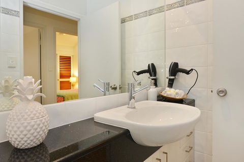 [ ANDY'S BEACH HOUSE ] - Accommodation Gladstone 28
