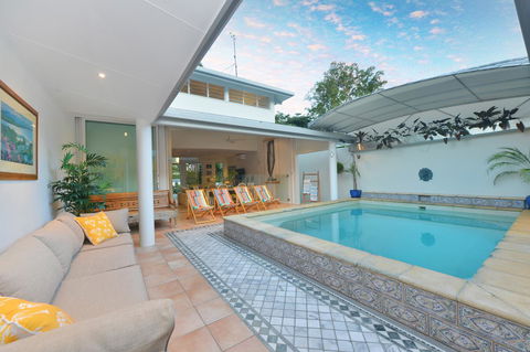[ ANDY'S BEACH HOUSE ] - Accommodation Gladstone 17