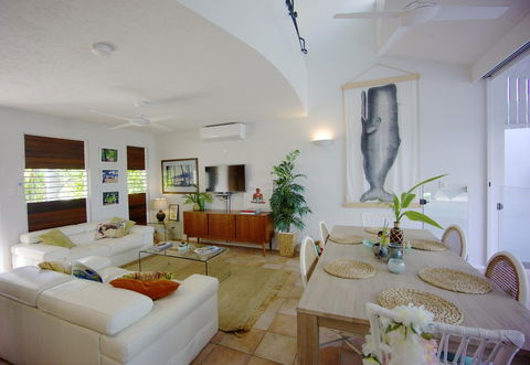 [ ANDY'S BEACH HOUSE ] - Accommodation Gladstone 34