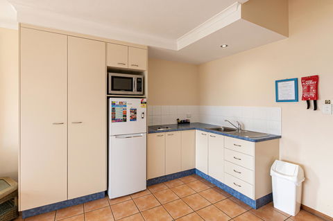 Sunlit Waters Studio Apartments - Accommodation Gladstone 40