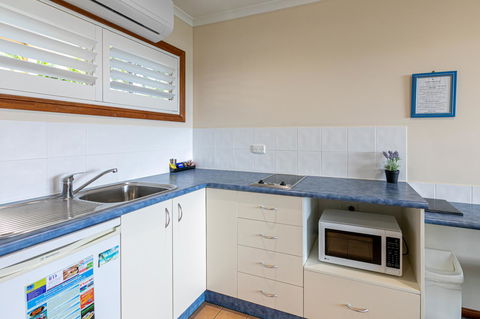 Sunlit Waters Studio Apartments - Accommodation Gladstone 12