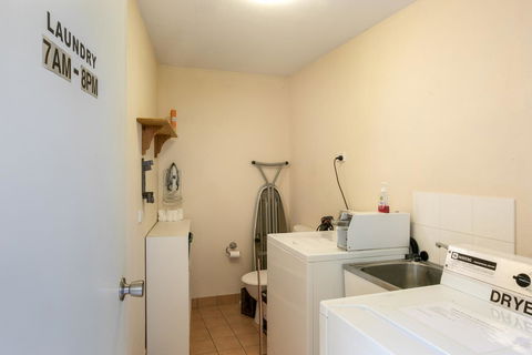Sunlit Waters Studio Apartments - Accommodation Gladstone 9