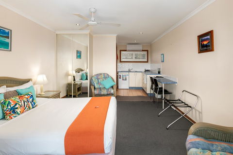 Sunlit Waters Studio Apartments - Accommodation Gladstone 14
