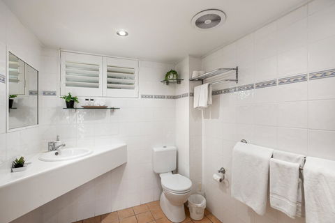 Sunlit Waters Studio Apartments - Accommodation Gladstone 36