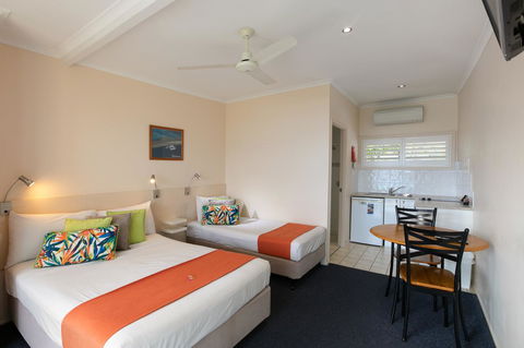 Sunlit Waters Studio Apartments - Accommodation Gladstone 21