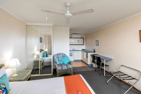 Sunlit Waters Studio Apartments - Accommodation Gladstone 13