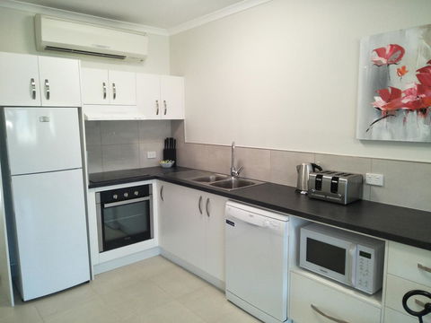 Airlie Seaview Apartments - Accommodation Gladstone 4