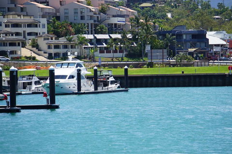 Airlie Seaview Apartments - Accommodation Gladstone 0