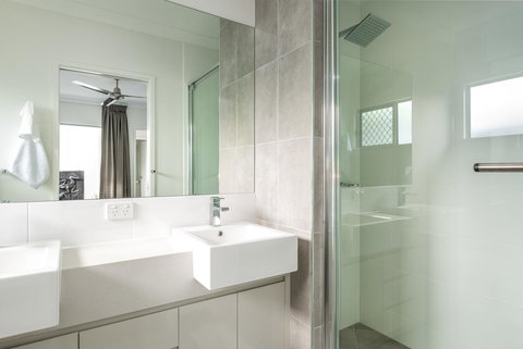 Blue Lagoon Villa A - Accommodation Gladstone 4