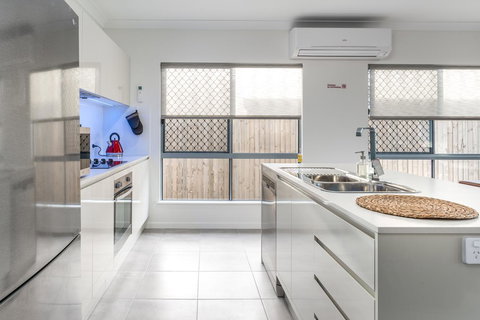 Blue Lagoon Villa A - Accommodation Gladstone 10