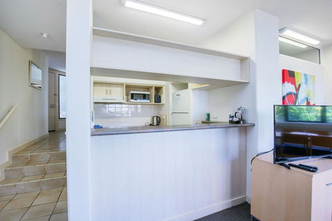 Tiki Hotel Apartments Surfers Paradise - Accommodation Gladstone 9