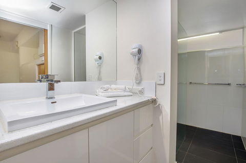 Tiki Hotel Apartments Surfers Paradise - Accommodation Gladstone 5