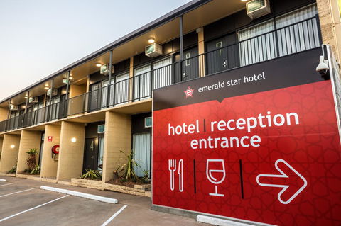 Nightcap At Emerald Star Hotel - Accommodation Gladstone 4