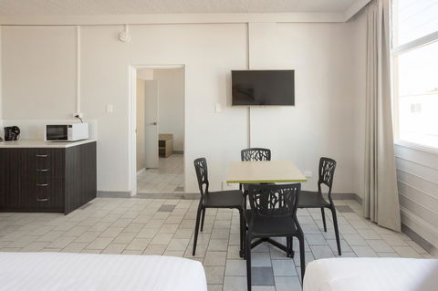 Nightcap At Emerald Star Hotel - Accommodation Gladstone 29