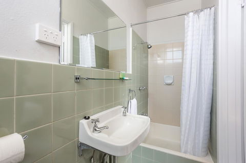 Nightcap At Emerald Star Hotel - Accommodation Gladstone 2