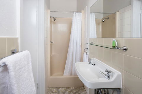 Nightcap At Emerald Star Hotel - Accommodation Gladstone 27