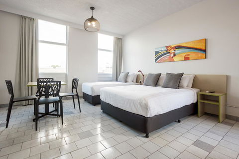 Nightcap At Emerald Star Hotel - Accommodation Gladstone 3