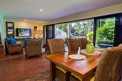 Number 2 On The Beach | Beautiful Beachfront Villa - Accommodation Gladstone 6