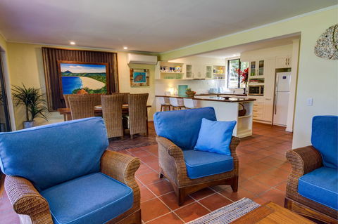 Number 2 On The Beach | Beautiful Beachfront Villa - Accommodation Gladstone 5