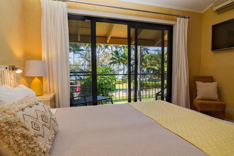 Number 2 On The Beach | Beautiful Beachfront Villa - Accommodation Gladstone 13