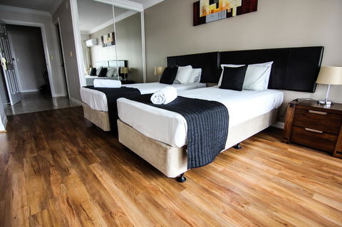 The Phoenician Resort - Accommodation Gladstone 3